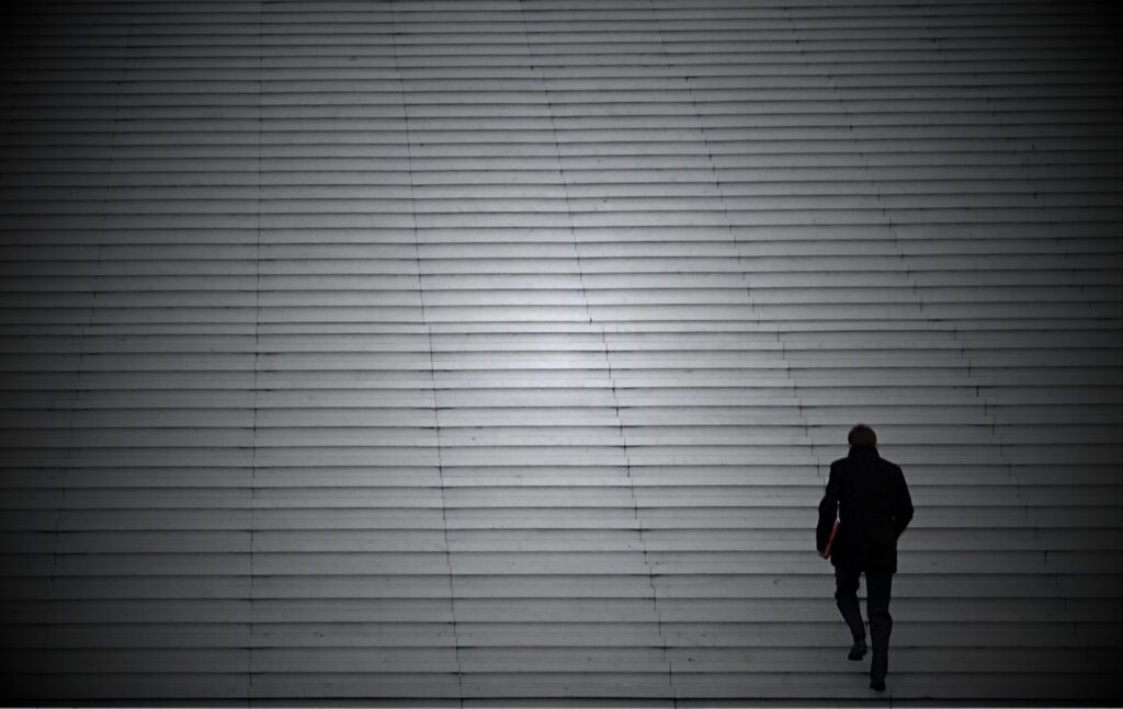 A dor invisível dos CMOs: a solidão de quem lidera o novo.